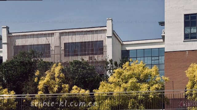 确认会议时间地点，备好材料、名片与笔记本。